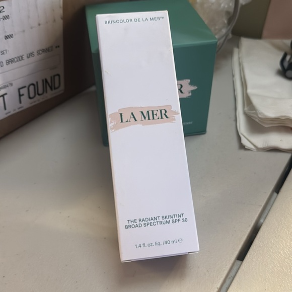 La Mer The Radiant Skintint Broad Spectrum SPF30 Light Medium 32 - Picture 2 of 6
